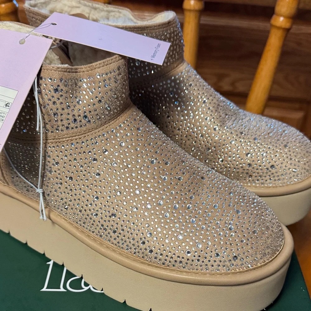 Wild Fable NWB 8 tan rhinestone Sparkle 2” sherpa lined Platform ankle Boots